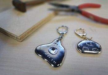 金属工房で職人技を体験しよう！ 錫（すず）を使ったキーホルダー制作