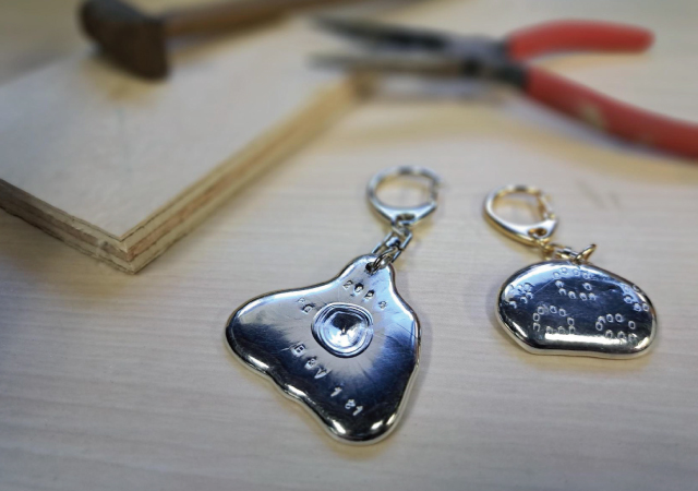 金属工房で職人技を体験しよう！ 錫（すず）を使ったキーホルダー制作