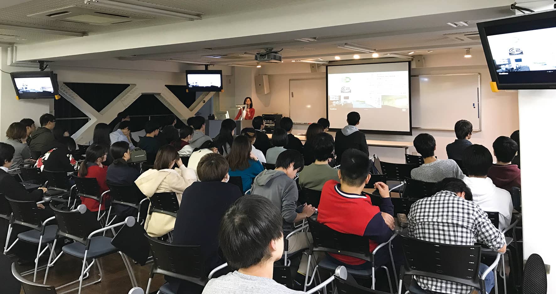 就活時期は集中的に実施!週に一度の企業説明会